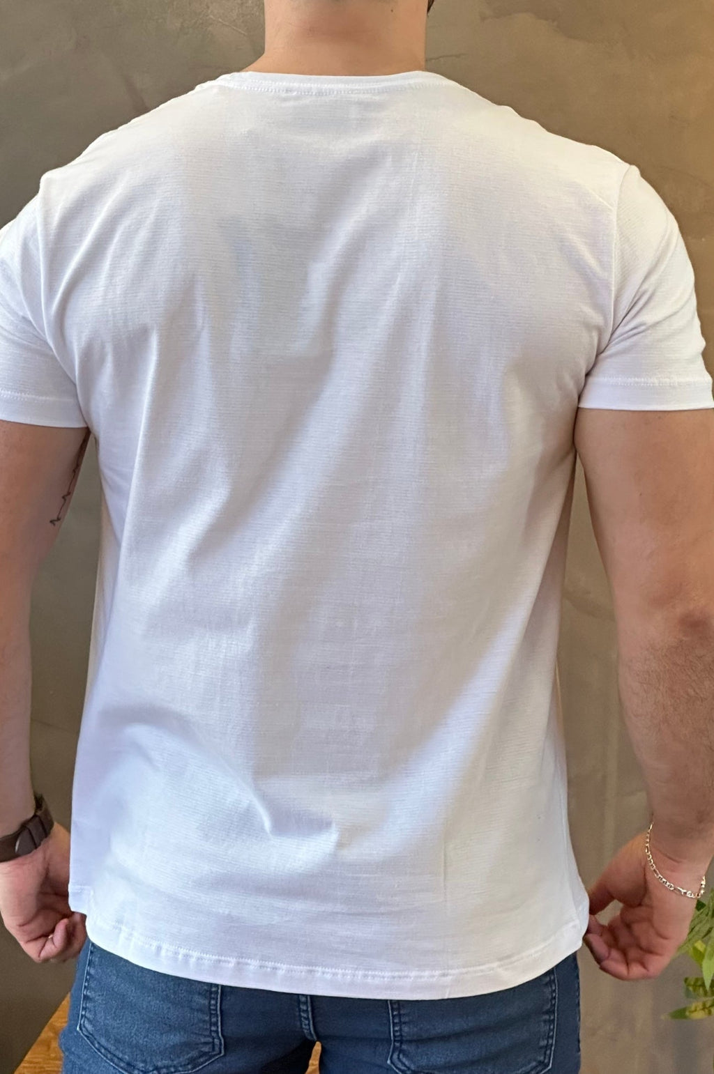 Camiseta Textura Branca com Logo Acostamento