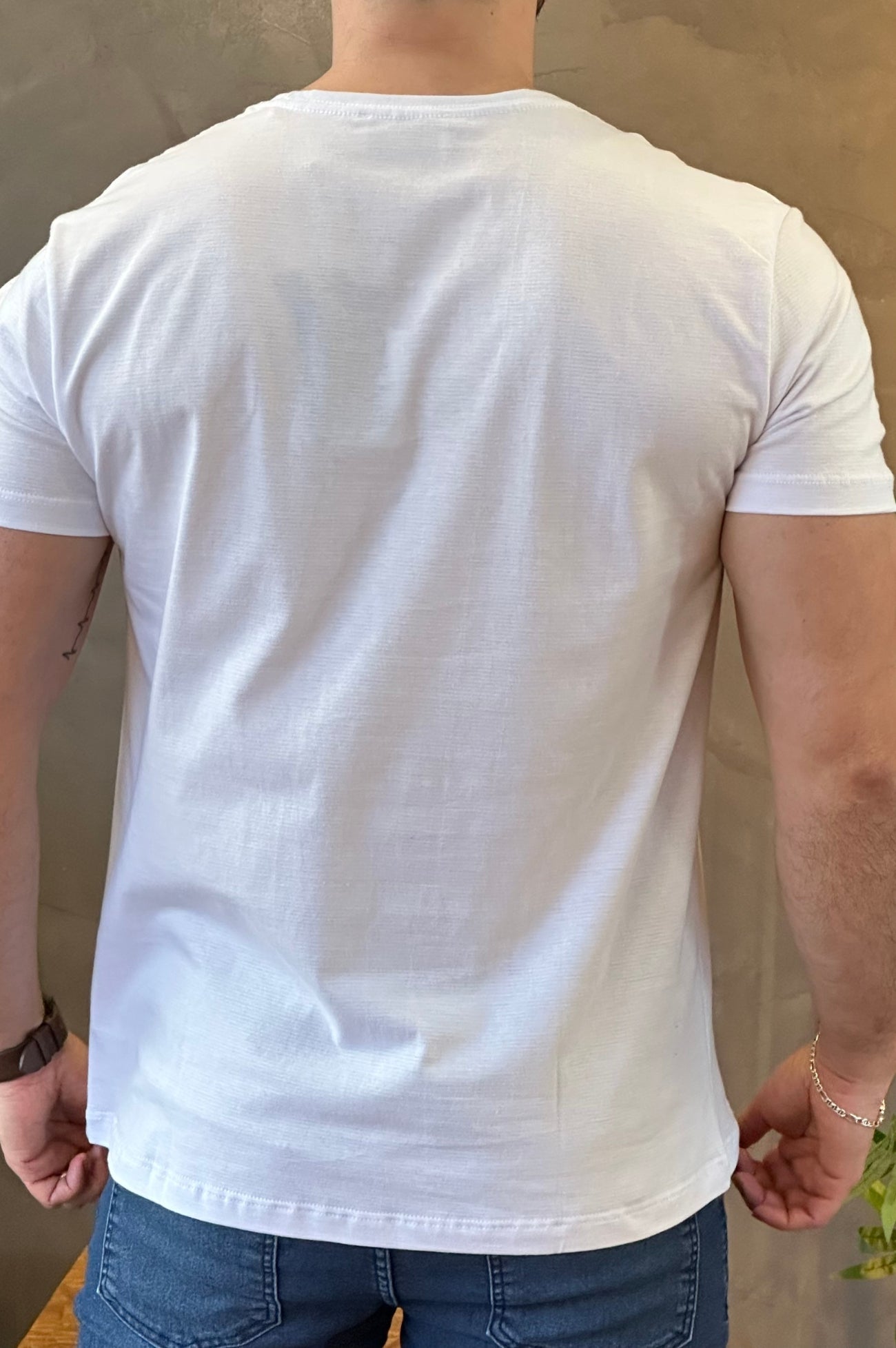 Camiseta Textura Branca com Logo Acostamento